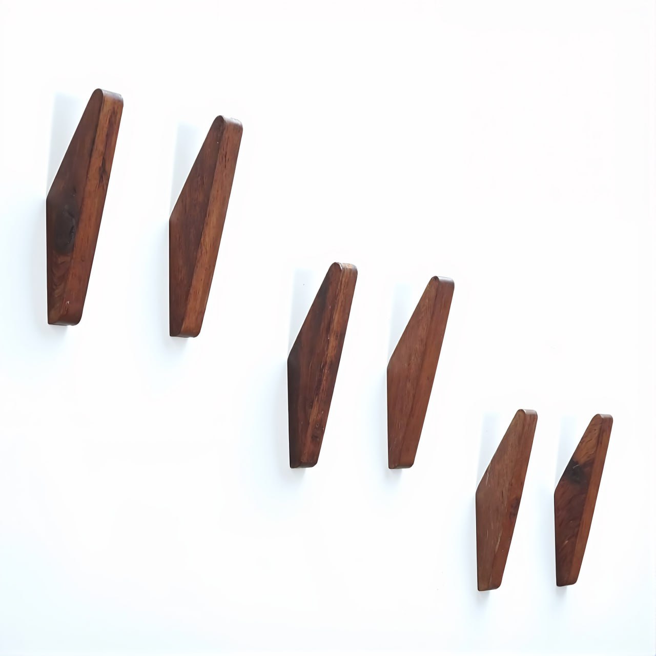 Patère individuelle en bois vernis - Style pyramidal (Lot x4)